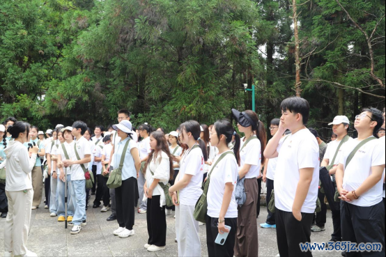 在黄洋界,实践团成员重温黄洋界保卫战。学校供图