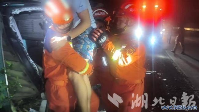货车侧翻司机被困 消防紧急救援 7分钟成功解救