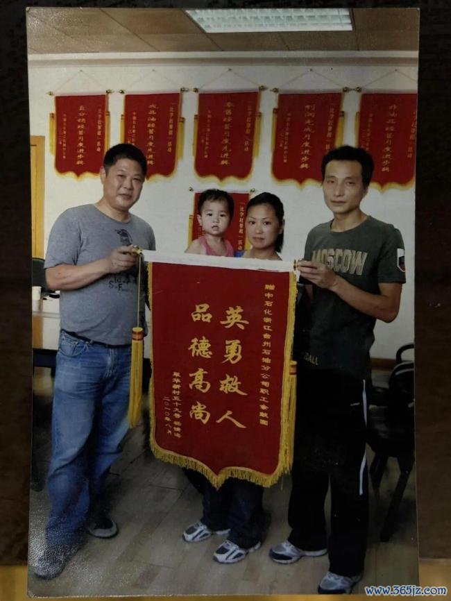 大叔跳江救的女娃今年考上北大了 16年守望结出硕果